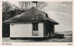 7352 Gezicht op het tolhuis aan de Hoofdstraat/Eemweg te Baarn uit het zuidwesten.